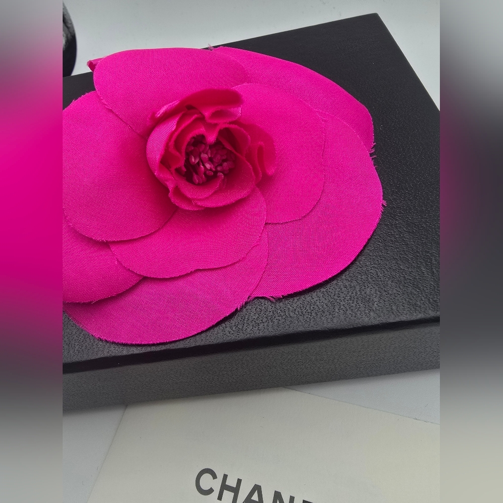 Chanel Hot Pink Camillia Fabric Flower Brooch (LIKE NEW)(BOX/CARD/COA)✨️💖✨️ - Picture 4 of 10